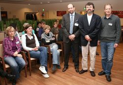 Beim Praxistag diskutierten (von rechts) Heimleiter Ulrich Goldmann, René Röspel und Frank Keller (Barmer GEK).