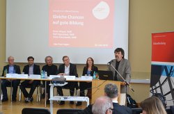 Diskussion über gute Bildung in der Villa Post