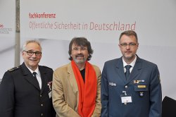 René Röspel (Mitte) hatte Kreisbrandmeister Rolf-Erich Rehm (links) und Markus Mexner vom THW Schwelm zur Sicherheitskonferenz der SPD-Bundestagsfraktion in Berlin eingeladen