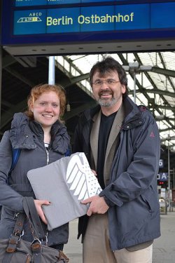 René Röspel hat Caterina Giordano am Hagener Hauptbahnhof zum Girls Day in Berlin verabschiedet.