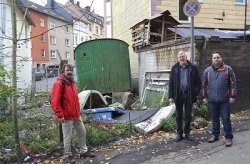 René Röspel MdB, Bezirksbürgermeister Michael Dahme und Christian Robert Schulz (v. l.) an dem verwahrlosten Grundstück in Oberhagen.