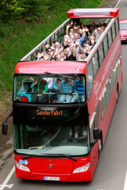 Mit dem Doppeldecker-Cabrio-Bus führt René Röspels Reise durch den 