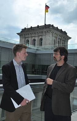 Auf der Terrasse vor dem Fraktionssaal der SPD im Reichstagsgebäude trafen sich Fabian Jakobs und René Röspel.