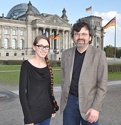 Sarah Graap und René Röspel an einem stürmischen Nachmittag vor dem Berliner Reichstagsgebäude